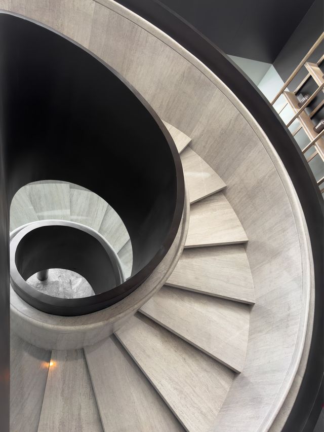 探訪世界燈都邊陲小鎮｜這裡隱秘一家高空酒店🌃