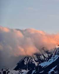 Alaska's Sunsets: A Symphony of Colors Against the Snow-Capped Peaks 🌅