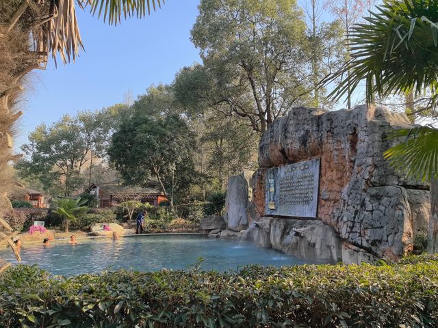 武漢周邊泡湯，應城湯池溫泉，百餘個池子，還有溫泉海浪太贊了！