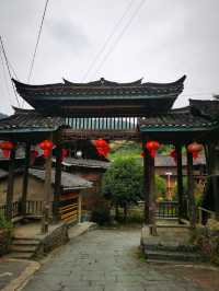 10月12日早上吃完了本地特色早餐就出發了，一路上漸漸有了秋天的顏色，還有一些晚稻金黃黃的，道路的兩