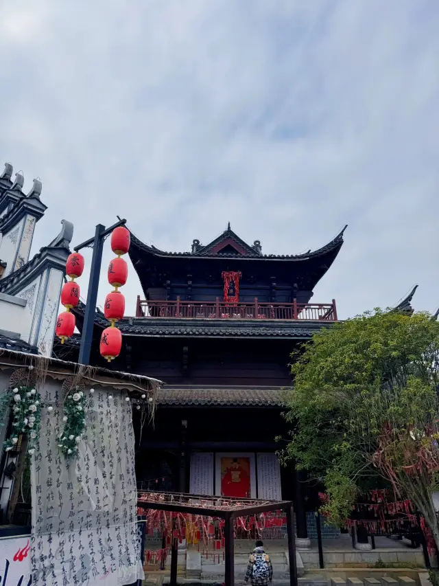 You should definitely visit Yongzhou at least once to experience the source of Liu Zongyuan's 'Record of the Little Stone Pool'