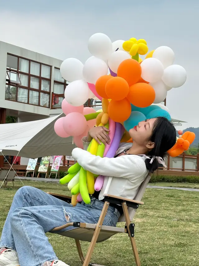 The ancient town of Luodai is so popular for its hairpin flowers, but I chose to be a balloon girl