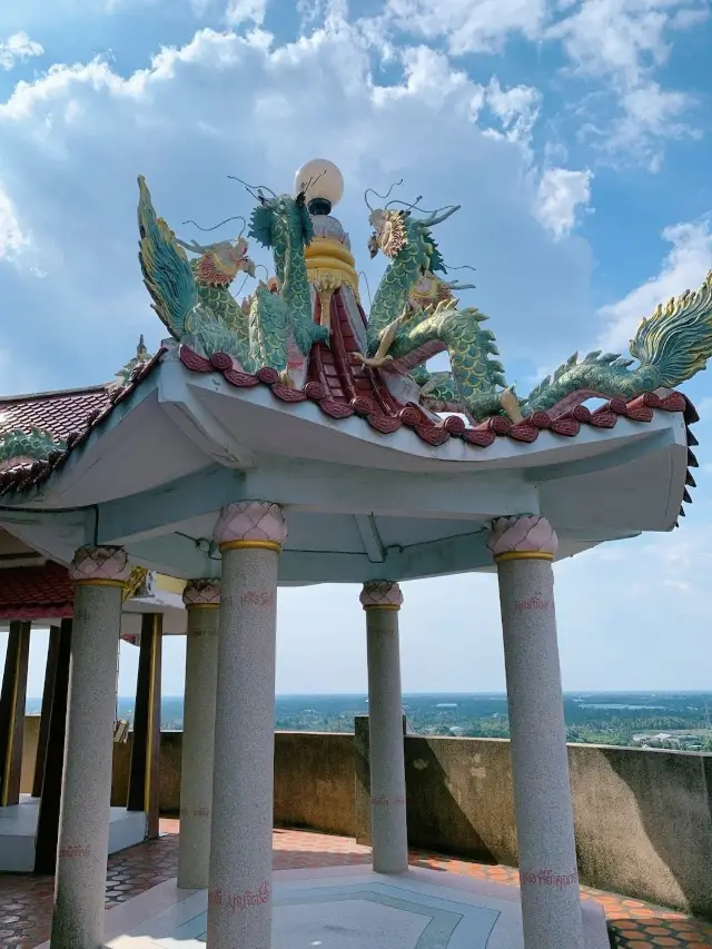 A temple surrounded by dragons! The most mysterious dragon temple in Bangkok