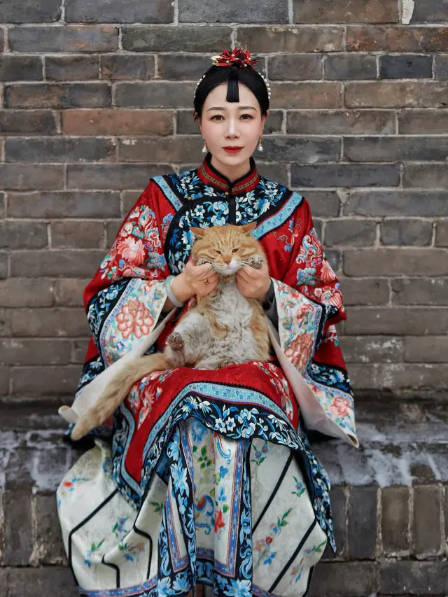 Visit the snowy ancient city of Pingyao and become a Jin merchant's young lady for once