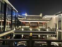 平湖萬怡酒店本身就是一個景點，充分體現傳統文化古色古韻的建築