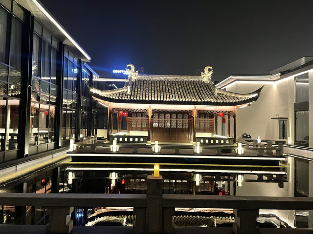 平湖萬怡酒店本身就是一個景點，充分體現傳統文化古色古韻的建築