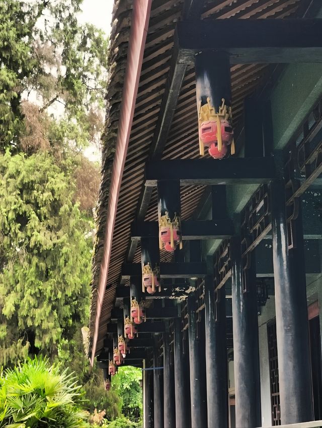 四川旅遊 | 開門見山第一寺–峨眉山報國寺。