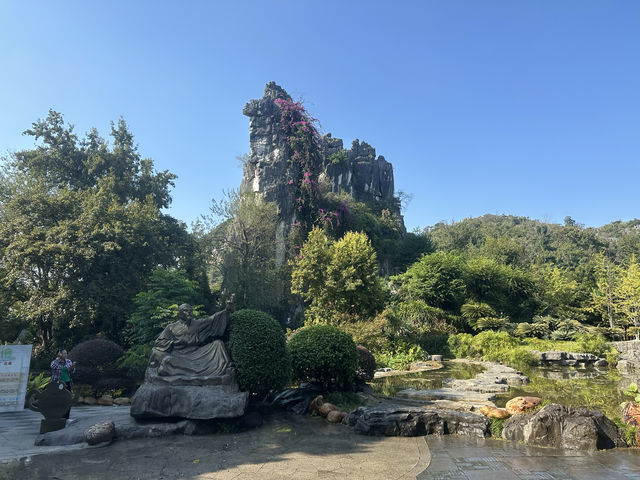 去桂林出差，順道在市區遊玩一下，來到了七星景區。這個景區位於桂林市中心漓江東岸，是一個很大的室內公園。
