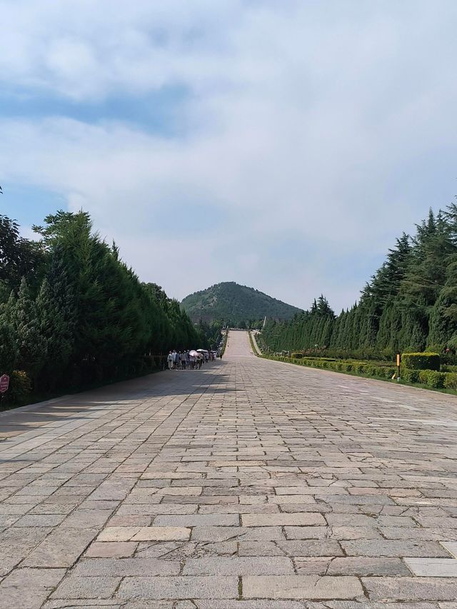 西安旅遊不要錯過武則天的陵墓——乾陵。