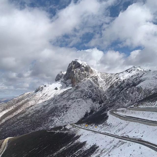 可以平視峰頂的垭口 乃龍山垭口。