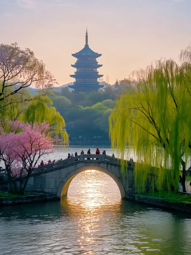 Stroll around West Lake and enjoy the beauty of Hangzhou