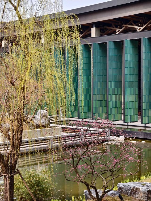 Nothing blends Modern and Traditional Architecture quite like this...