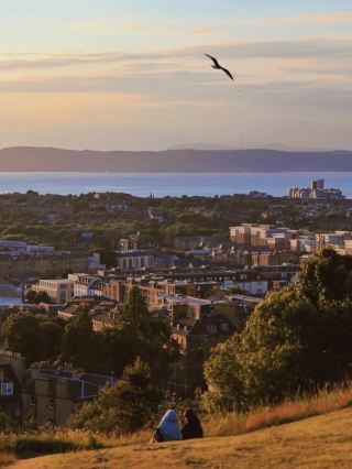 Follow Jay Chou's "Ming Ming Jiu" MV and explore Calton Hill in Edinburgh!
