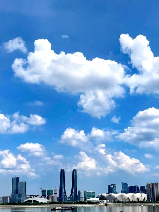 杭州的夏日晴空令人驚艷。