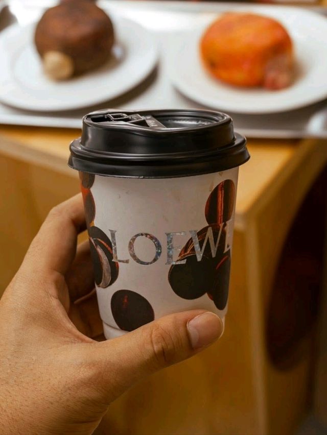 曼谷必打卡！LOEWE聯名甜甜圈快閃店掃貨攻略 