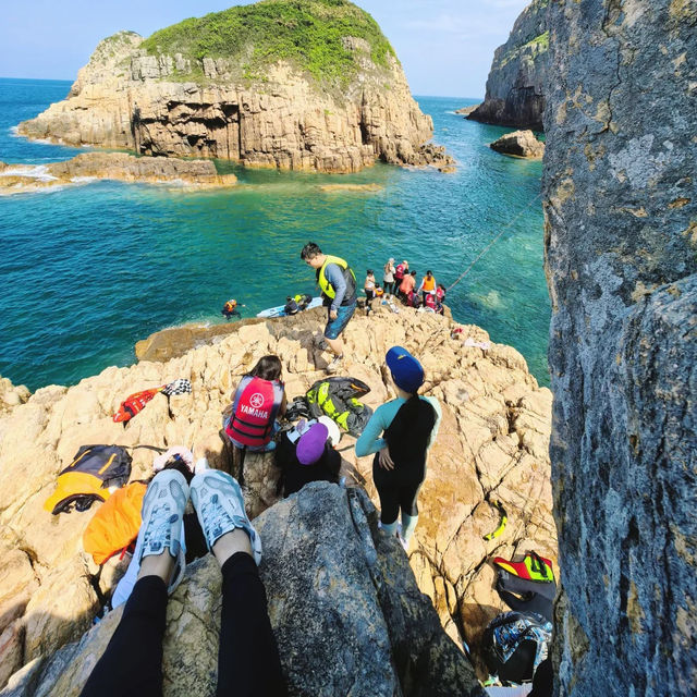 🌊【香港西貢｜火山岩間癡醉五小時！玻璃海裡癡住啲自由】