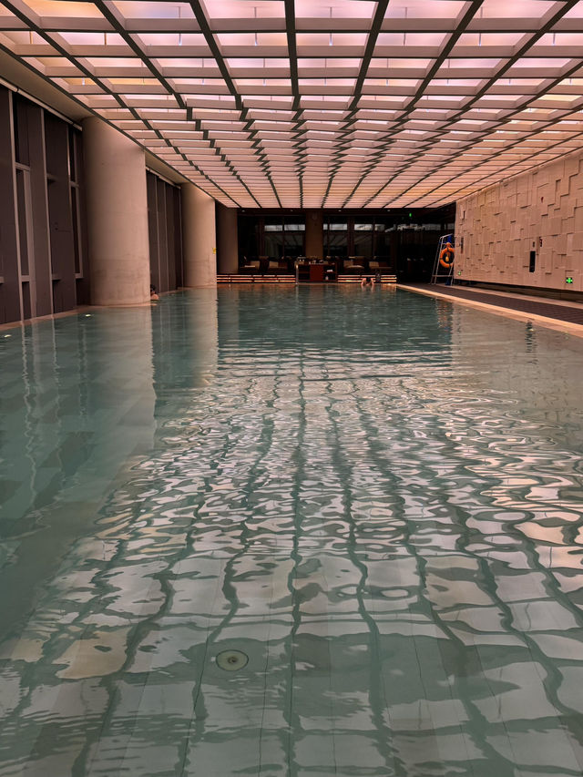 廣州柏悅泳池｜把廣州塔泡進蒂芙尼藍裡🏊‍♀️