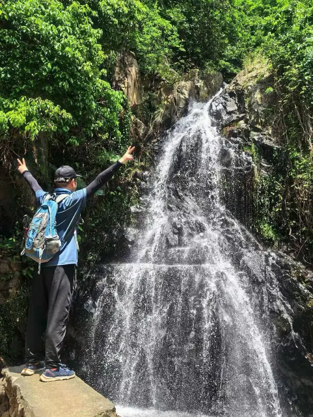Tanglang Mountain Country Park in Nanshan District, Shenzhen City offers pleasant scenery, fresh air, and is a great place for leisure walks and photography