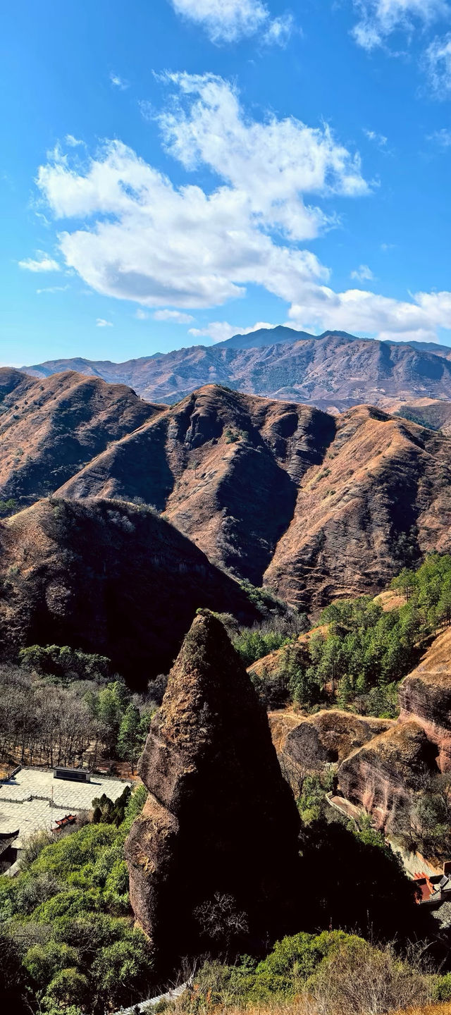 鹽源公母山｜丹霞秘境裡的神仙眷侶，隨手拍都是大片！ 必去理由 "情侶山"在線發糖！億年CP
