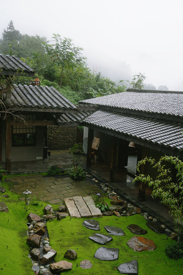 青城山私藏侘寂風民宿｜躲進山凹凹裡聽霧看林
