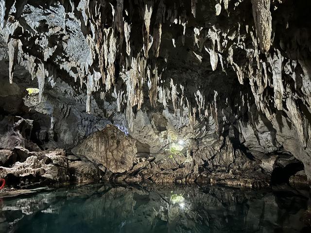🌊 希納達南石灰岩洞 Hinagdanan Cave｜藏在地底的碧藍奇境