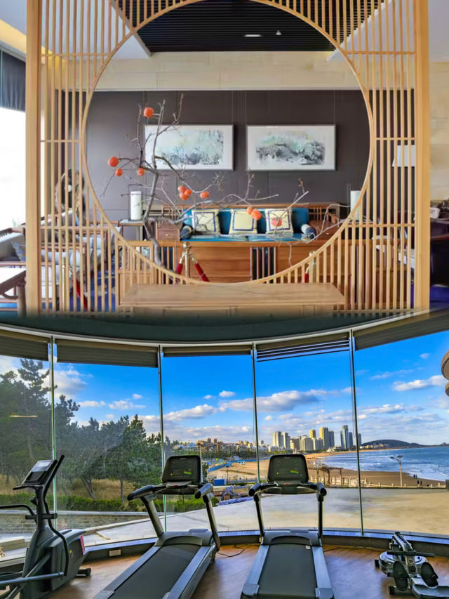 落地窗前跑海邊海天一線具體化了 落地窗前跑海邊海天一線具體化了