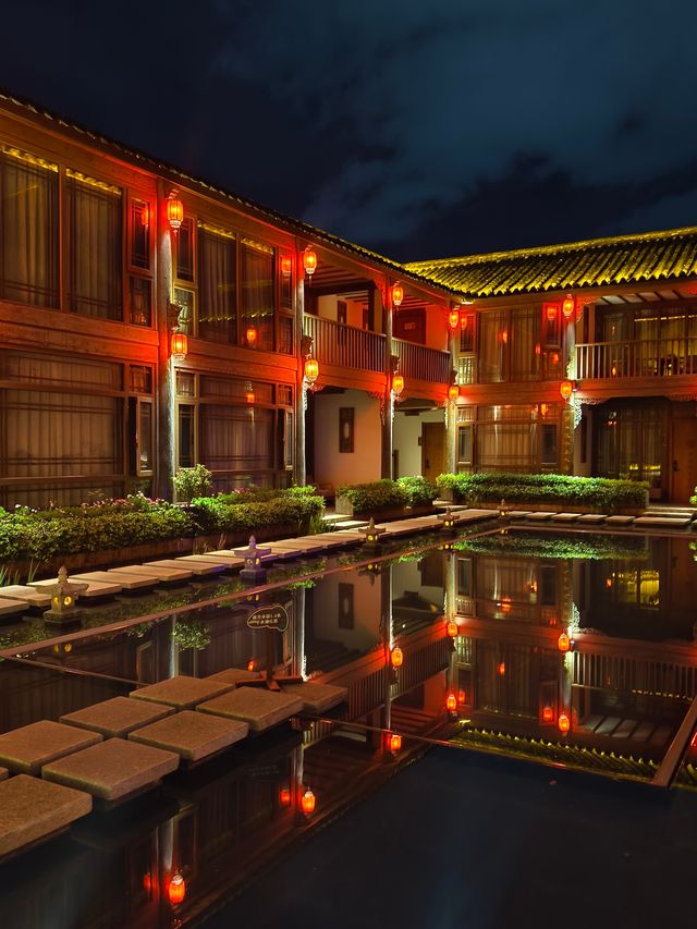 雨夜燈影，藏著古城最治癒的溫柔