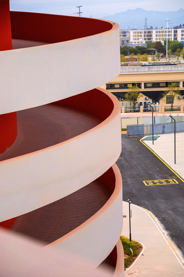 在未完成的建築裡,拍一部未來感大片 在未完成的建築裡,拍一部未來感大片