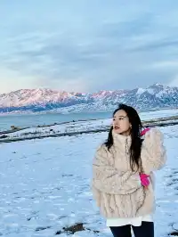 賽里木湖冬日限定粉色雪山