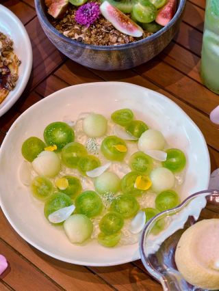The restaurant that celebrities frequent is Green Wonderland Restaurant in Xi'an.