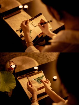 การท่องเที่ยวช่วงฤดูร้อน | การปล่อยโคมลอยลงแม่น้ำในยามค่ำคืนสร้างบรรยากาศที่งดงาม