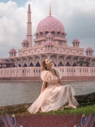The pink mosque in Kuala Lumpur offers stunning photo spots! This