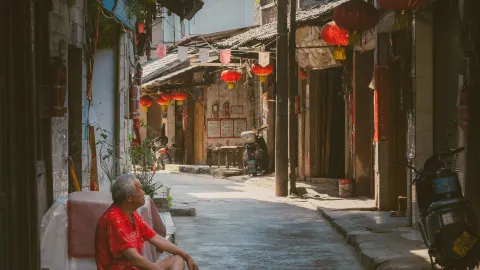 Jalan-jalan Santai Menikmati Suasana Kota Tua Luzhou. — traveler post in Luzhou