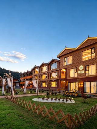 You get it! Lugu Lake in September is uncrowded and stunning, and staying here means looking up to a sky full of stars