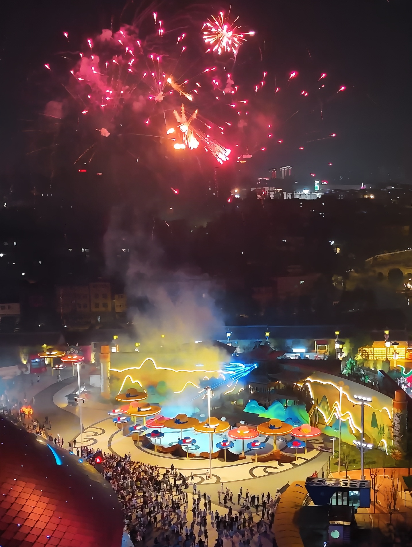 Jinxiu Taiping in Quanjiao, Chuzhou—the traditional-style fireworks night is so photogenic!