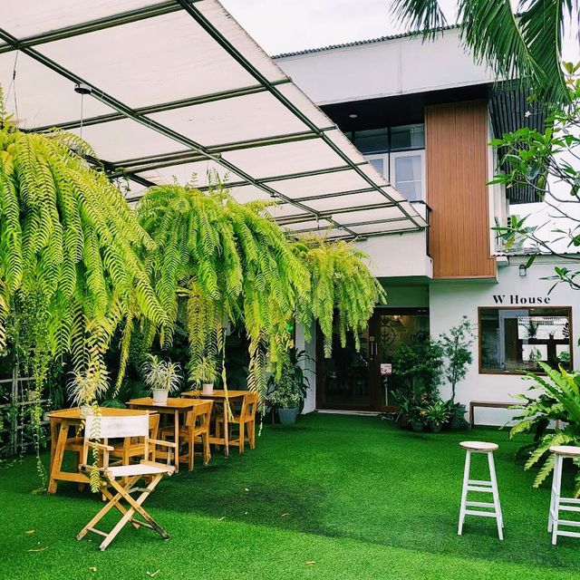 📍 W House Cafe and Greenery 🏡🌳☕️🧁 