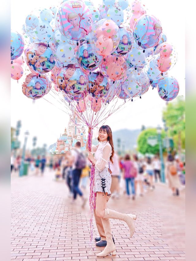 真喺好鍾意氣球🎈🥰 仲要一次過咁多氣球真係好開心💕 好夢幻🥰去咁多次Disney最鍾意呢張相❤️多謝契女爸爸陪我癲😝  有朋友話驚我被氣球🎈升起😂  今日其實俾人激到勁嬲 睇返啲開心相放