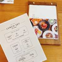 [鬧市中的寧靜。Hikari Cafe]