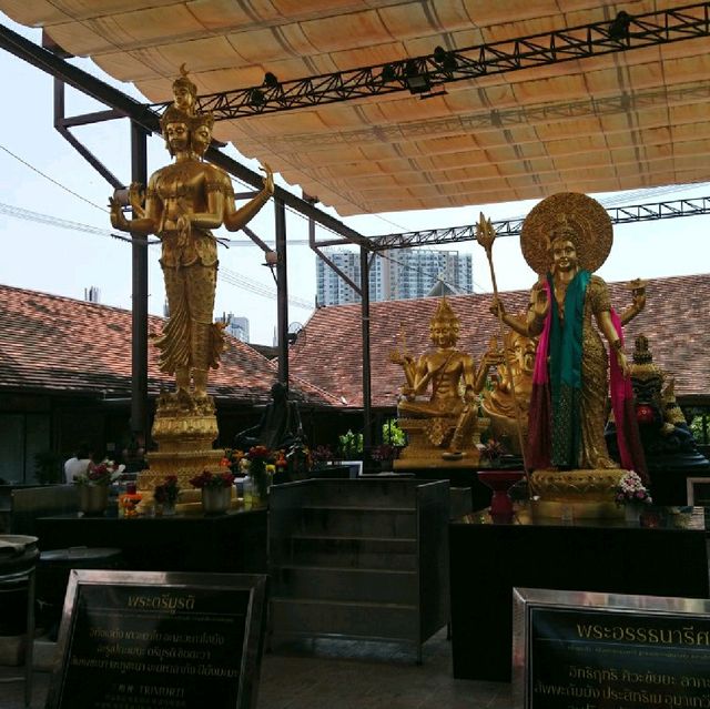 สักการะศาลพระพิฆเนศ อาเขตเชียงใหม่