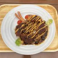 淡路島ニジゲンノモリ「モリノテラス」生シラス丼とゴジラコラボメガロのスープカレーをランチで食べてみた