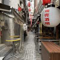 お初天神の道中に突如現れる路地！見落としそうなお初天神裏参道！石畳の参道脇に並ぶ飲食店街！ディープ大阪なスポット