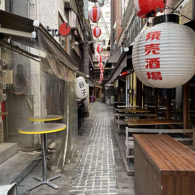 お初天神の道中に突如現れる路地！見落としそうなお初天神裏参道！石畳の参道脇に並ぶ飲食店街！ディープ大阪なスポット