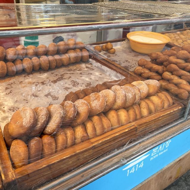 【韓国ソウル・南大門市場】あまーいクァベギを食べ歩き「ヒョジャソンワンマンドゥ」