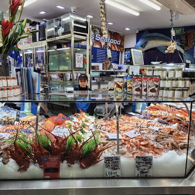 Great market with various food options 