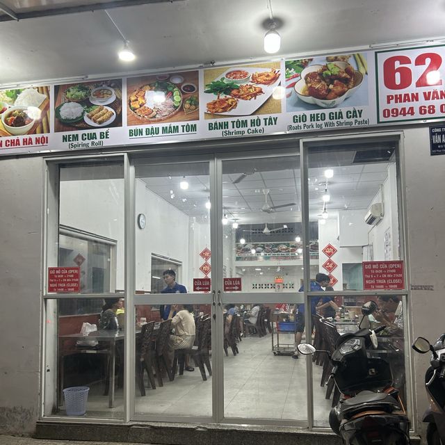 在胡志明市吃到道地的河內烤肉榨粉