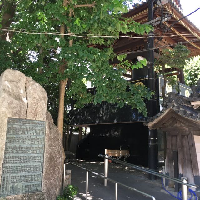 繁華街にある立派なお寺【萬行寺】