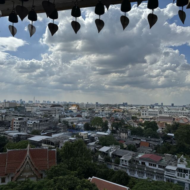กราบสักการะวัดสระเกศราชวรวิหาร (วัดภูเขาทอง)
