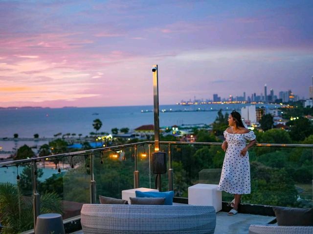 นอนชิลดูอาทิ​ตย์ตกทะเลบนrooftopที่Crossvibepattaya