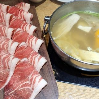 하오주이 핫팟 레스토랑 - 밥이나 닭고기 국수를 직접 요리해 보세요