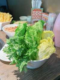 「毛記海南東山羊x靚靚」，主打新鮮不隔夜即切羊肉，重點係用炭爐火鍋，羊肉湯底更熬足6個鐘，夠晒暖笠笠🔥🔥